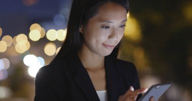 İstemci sms cep telefonu üzerinde yanıtlarken işkadını