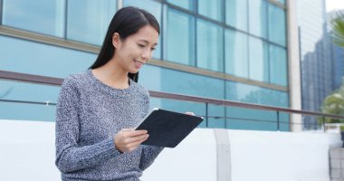 Tablet bilgisayar kullanan kadın