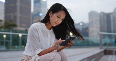 akıllı telefon kullanan genç iş kadını