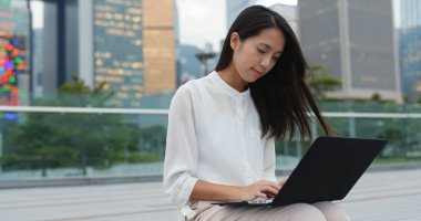 Asya işkadını defter üzerinde çalışma 