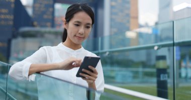 Asyalı kadın şehirde istimal hareket eden telefon 
