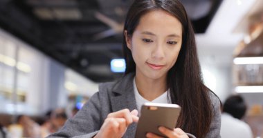 Cep telefonuyla restoranda iş kadını