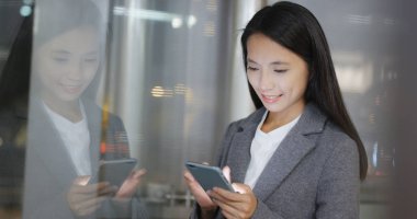 Cep telefonu kullanma office içinde iş kadını