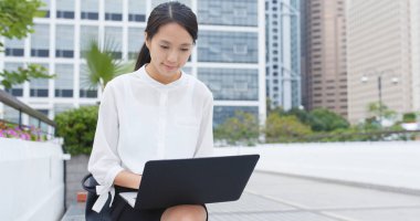 Dizüstü bilgisayarda çalışan iş kadını