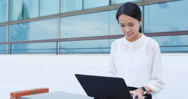 Dizüstü bilgisayarda çalışan iş kadını