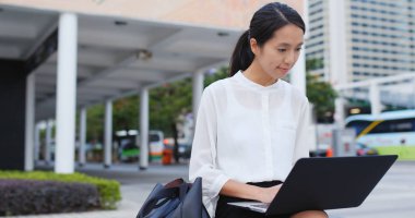 Dizüstü bilgisayar üzerinde çalışan genç iş kadını