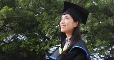 Asyalı kadın olsun mezuniyet 