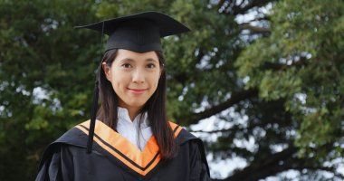 Mutlu kadın mezuniyet öğrenci 