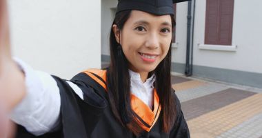 Mezuniyet kadın holding kamera selfie alarak 