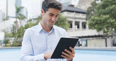 Tablet bilgisayar açık, kullanan adam