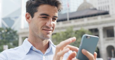 Şehirde cep telefonu kullanarak iş adamı