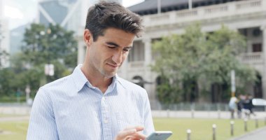 Hong Kong şehir içinde cep telefonu kullanarak iş adamı