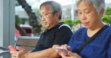 Yaşlı çift cep telefonu birlikte kullanma 