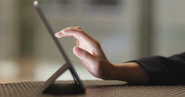 Tablet bilgisayar kullanan kadın