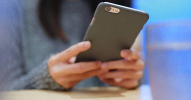 Restoranda cep telefonu kullanan kadın 