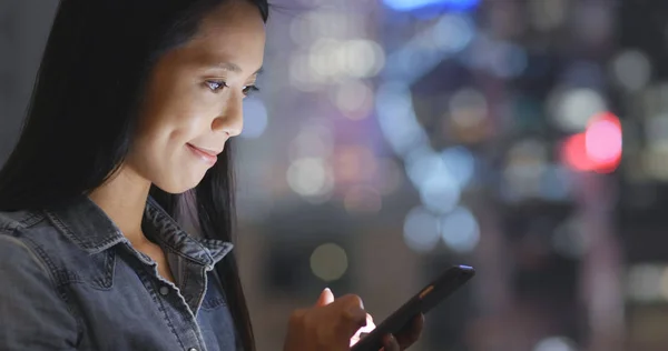 Ung Kvinna Med Hjälp Mobiltelefon City — Stockfoto