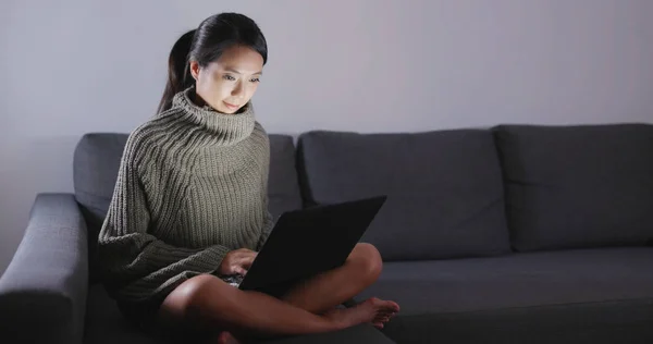Vrouw Werkt Laptop Computer — Stockfoto