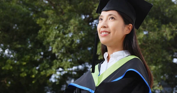 Mujer Obtener Graduación Pensar Futuro —  Fotos de Stock