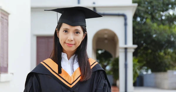 Kvinnan Bär Gradering Klänning Campus — Stockfoto