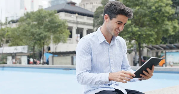 Homem Usando Computador Tablet Digital Livre — Fotografia de Stock