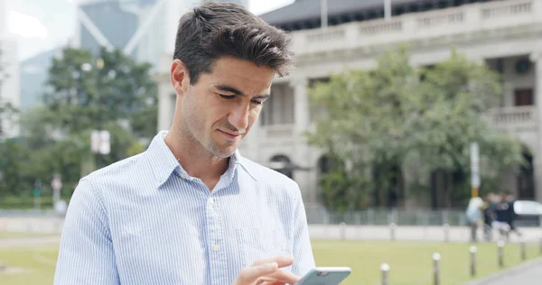 Affärsman Med Hjälp Mobiltelefon Hong Kong City — Stockfoto