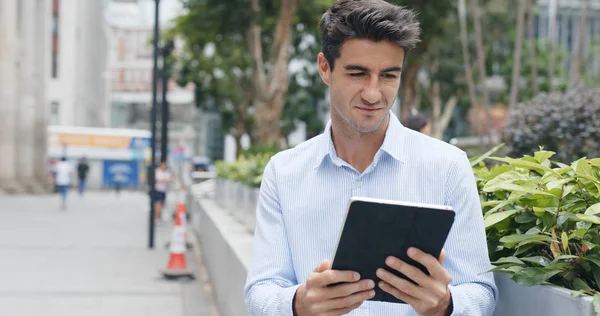 Businessman Folosind Tabletă Digitală Aer Liber — Fotografie, imagine de stoc