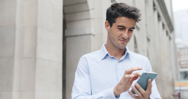 Bărbat Care Folosește Telefon Inteligent Oraș — Fotografie, imagine de stoc
