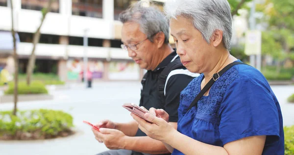 Retired Couple Using Mobile Phone Together — Stock Photo, Image