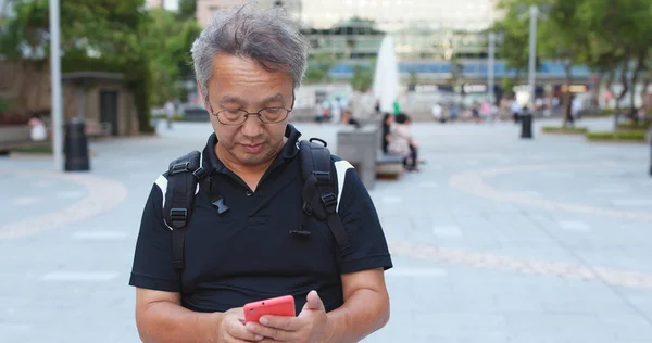 Asiatiska Gubbe Med Mobiltelefon Utomhus — Stockfoto