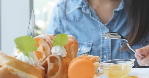 Žena Vafle Restauraci — Stock fotografie