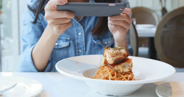 Kadın Alarak Resmi Restoran Onun Yemek Için Cep Telefonu Için — Stok fotoğraf