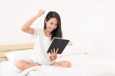 Yatağa Tabet kullanan kadın heyecanlandırmak