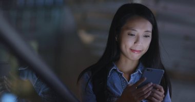 Sokakta cep telefonu kullanan kadın 