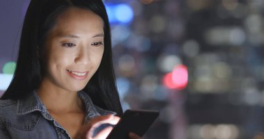 Cep telefonu City bakarak kadın 