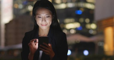 Geceleri Smartphone kullanarak iş kadını