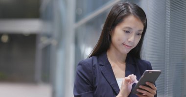 Asya işkadını Smartphone kullanarak