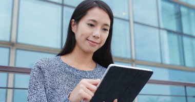 Tablet bilgisayar kullanan kadın