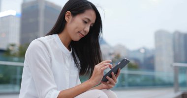 Şehirde cep telefonu kullanan kadın 