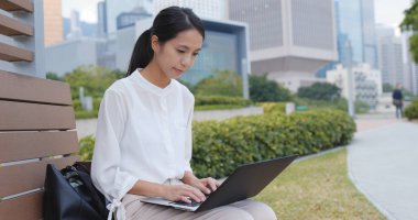 İşkadını City'de dizüstü bilgisayar kullanarak 