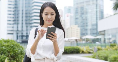 Cep telefonuyla şehirde iş kadını 