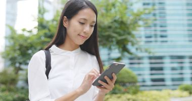 Şehir içinde hareket eden telefon, arayan kadın