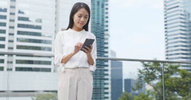 Cep telefonu kullanan iş kadını