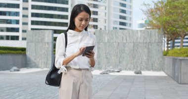 Hong Kong şehir içinde hareket eden telefon, arayan kadın