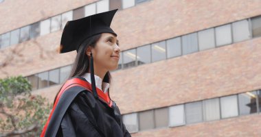 İlk üniversite kampüsü içinde bakarak genç Asyalı kadın 