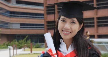 Kadın olsun mezuniyet ve holding kağıt sertifika 