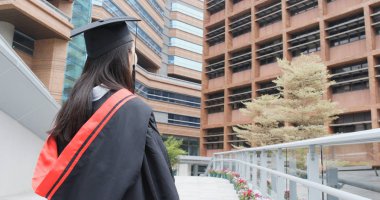 Kadının yan profil çıkardım mezuniyet 