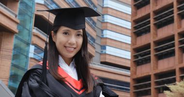 Asyalı kadın öğrencilerin mezuniyet günü 