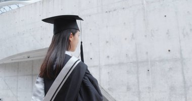 Genç kadın mezuniyet Üniversitesi'nde 