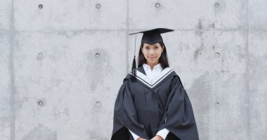 Kadın mezuniyet elbisesi ve geleceği düşün 