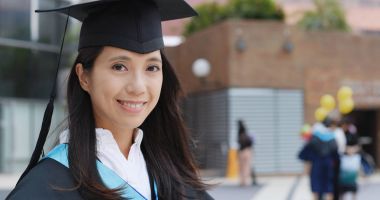 Genç Asyalı kadın olsun mezuniyet 